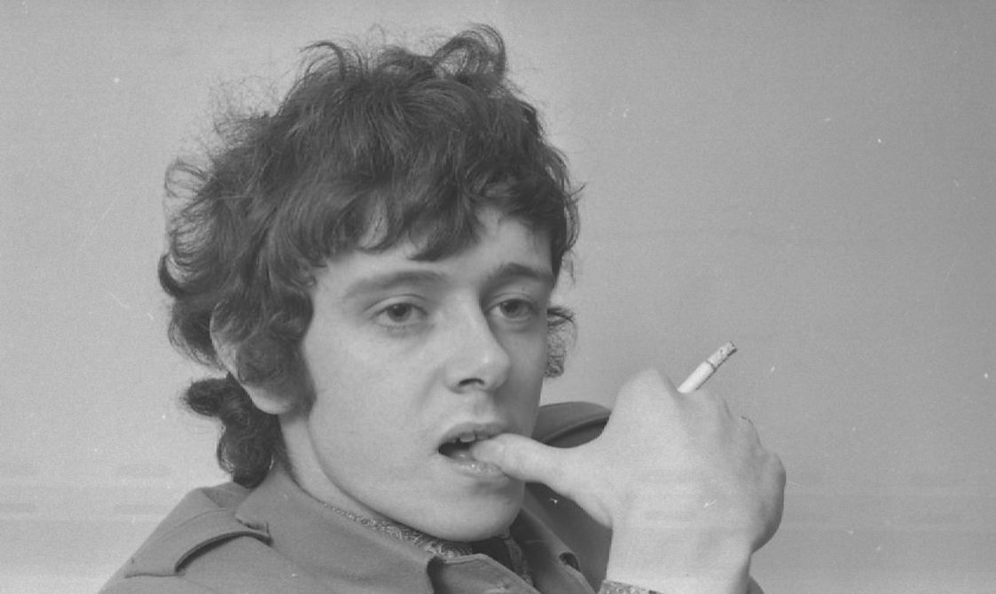 An image of musician Donovan smoking. The photo is from the 1960s and taken in black and white.