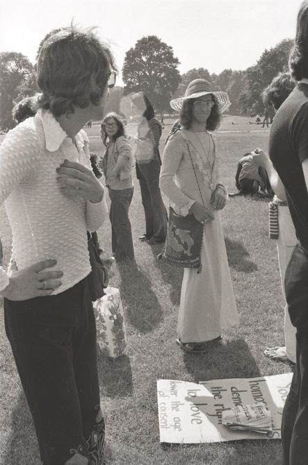 A picture from the second Pride march in 1973. "Homosexuals have the right to love" sign is on the floor and protestors are standing around it.