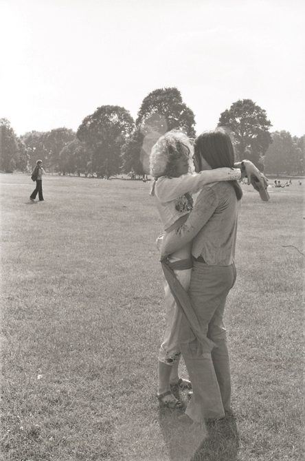 A picture from the second Pride march in 1973. Two people are hugging and kissing in Hyde Park.