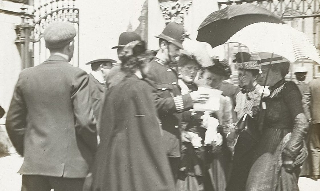 Women consult a police officer during the celebrations for the coronation of Edward VII in 1902
