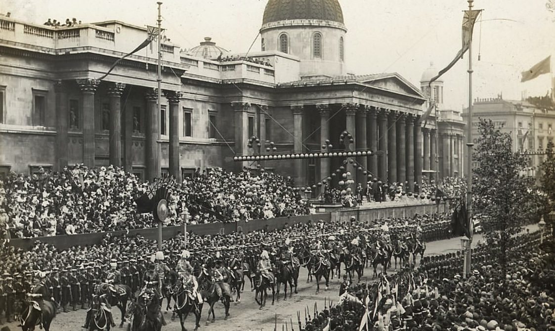 Diamond Jubilee procession outside the National Gallery in 1897, onlookers on the roof of the gallery.