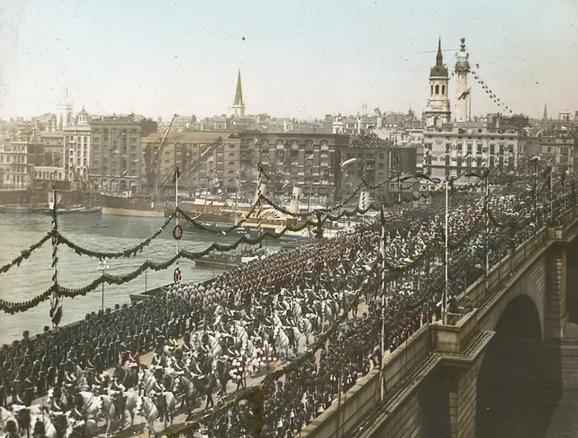 Diamond Jubilee procession crossing London Bridge